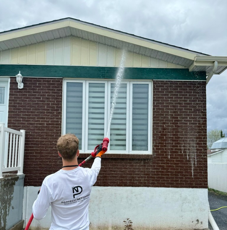 Nettoyage de soffites et fascias par Protech Nettoyage sur la Rive-Sud et Rive-Nord