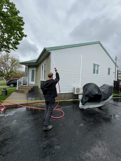 Nettoyage professionnel de revêtement extérieur de maison à Montréal, Rive-Sud et Rive-Nord